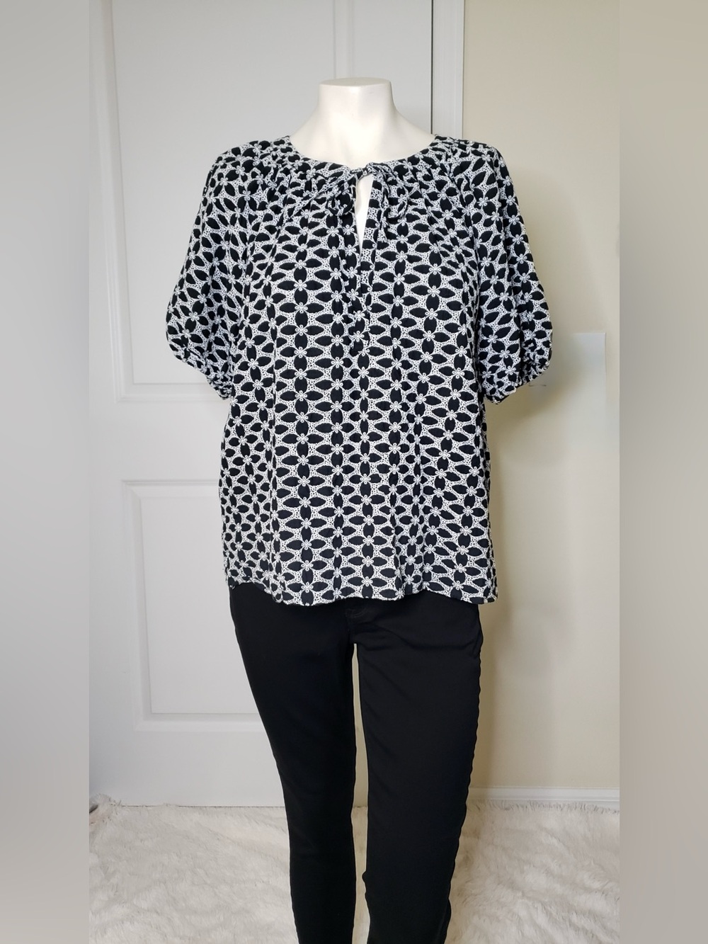 LOFT Black and White Geometric Tie-Neck Blouse X-Large